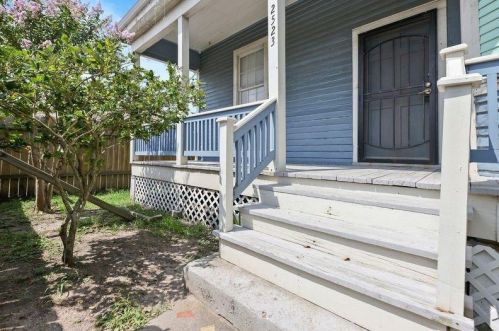 2523 37th St, Galveston, TX 77550-8825