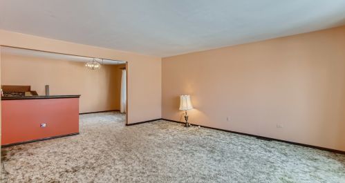 558 Oaklawn Ave, Elmhurst, IL 60126-1828