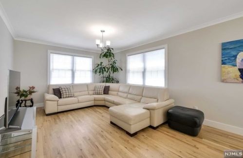 18 Railroad Ave, Mahwah, NJ 07430-1220