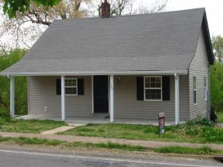 426 Ctr Ave, Dickson TN  37055-1805 exterior