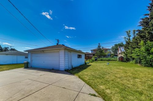 7049 Keeney St, Niles IL  60714-3037 exterior