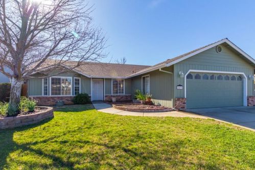 2479 Maywood Ln, Redding, CA 96003-7343