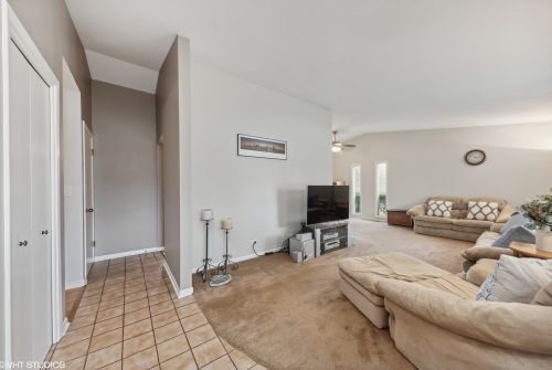 205 Knob Hill Dr, Arlington Hts, IL 60004-3118