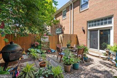 5269 Bradgen Ct, Springfield VA  22151-3524 exterior