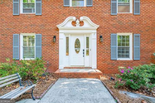 1320 Larkview Dr, Lilburn, GA 30047-2319