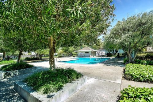 255 Rengstorff Ave, Mountain View CA  94040-1773 exterior