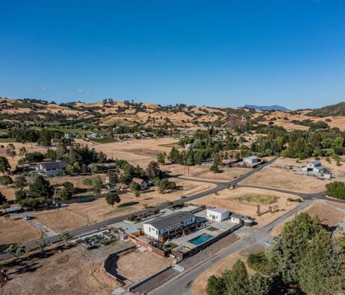 752 Milk Barn Rd, Healdsburg, CA 95448-9258