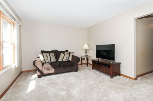 245 Kennedy Dr, Streamwood, IL 60107-1152
