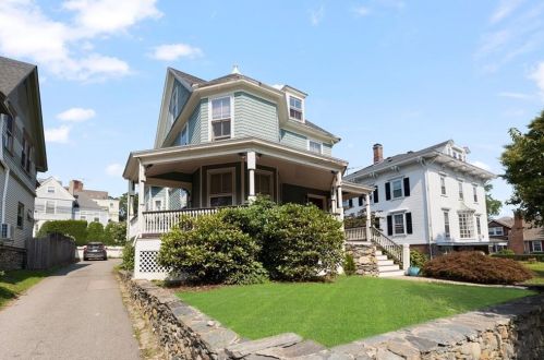360 Broadway, Middletown, RI 02840-1735