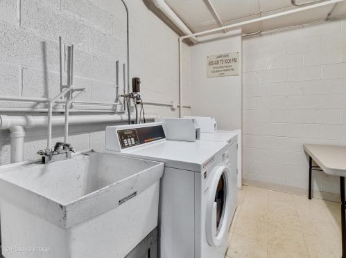 550 Timber Ridge Dr, Carol Stream IL  60188-2877 exterior