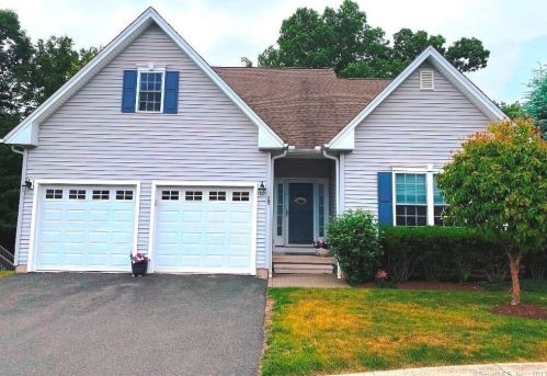 28 Hampshire Dr, Waterbury, CT 06716-2450