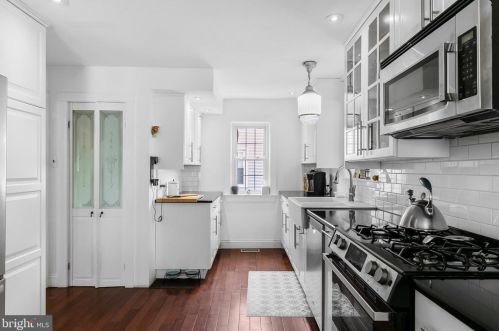 320 Chestnut St, Tavistock NJ 08033-1810 exterior