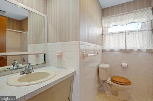 1035 Devonshire Rd, Lancaster PA  17601-1610 exterior