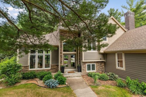 8932 Hunters Trl, Saint Paul MN  55125-9182 exterior