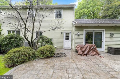 102 Suncrest Rd, Lancaster PA  17601-4834 exterior