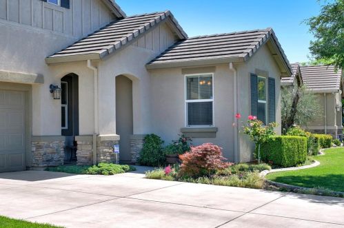 1098 Collins St, Manteca, CA 95337-8640