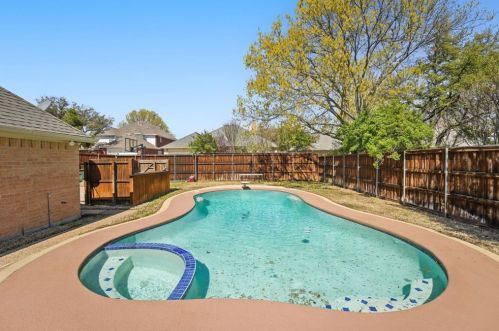 2033 Le Mans Dr, Carrollton TX 75006-4337 exterior