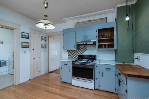 32 Bretton Rd, Middletown CT  06457-4112 exterior