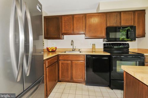 2104 Whisperwood Glen Ln, Herndon, VA 20191-4117