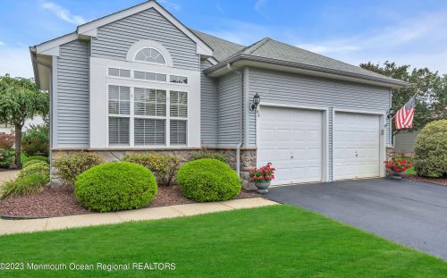 42 Rochford Dr, Lakehurst, NJ 08759-6187