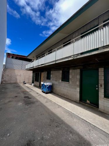 1722 Democrat St, Honolulu, HI 96819-3117