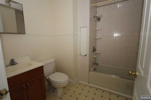 231 Royal Ave, Paterson NJ 07506-1830 exterior