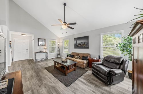 1098 Bradbury Cir, Carol Stream IL  60188-3904 exterior