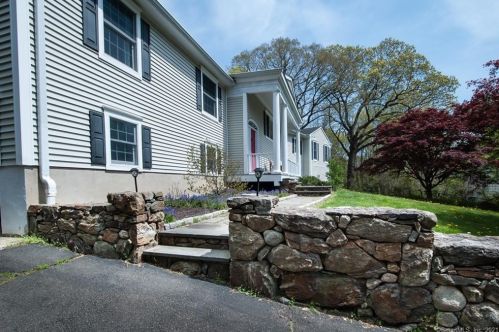 15 Oakwood Ct, Norwalk, CT 06850-1320