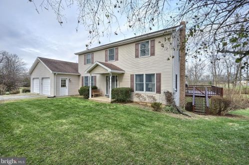 695 Mount Rock Rd, Carlisle, PA 17015-7423