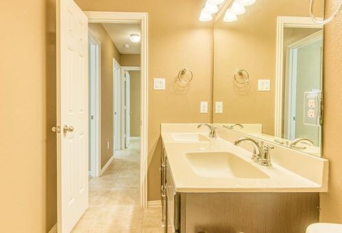 302 Round Lake Dr, Richmond TX 77469-1778 exterior