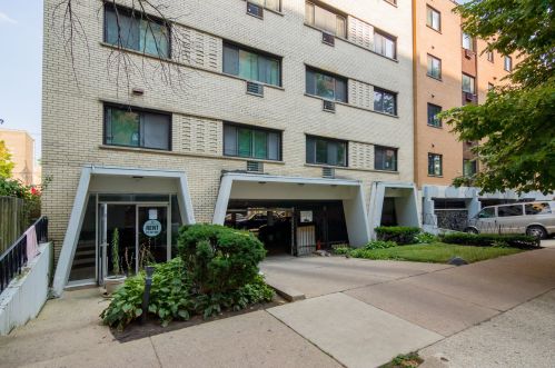 6211 Kenmore Ave, Chicago, IL 60660-2177
