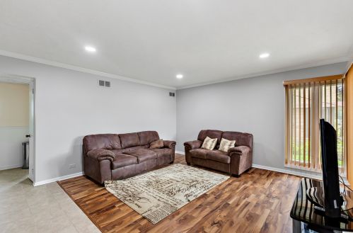 212 Highland Ave, Mount Prospect, IL 60056-2122