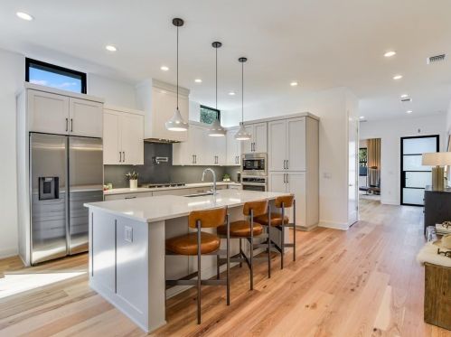 6001 Eureka Dr, Austin TX  78745-2962 exterior