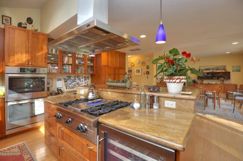 667 Wakefield Rd, Santa Barbara, CA 93117-2103