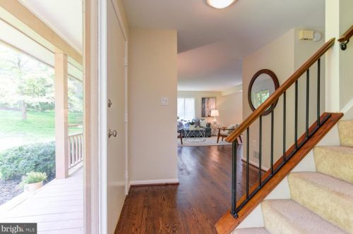 10902 Howland Dr, Herndon, VA 20191-4904