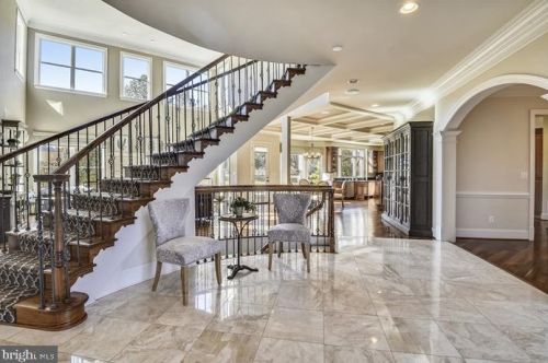 9801 Beach Mill Rd, Great Falls, VA 22066-3708