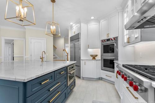76 Mustang Dr, Upper Stepney CT  06468-1371 exterior