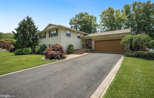 223 St David Dr, Mount Laurel, NJ 08054-2905