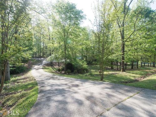93 Willow Creek Dr, Locust Grove, GA 30248-2628