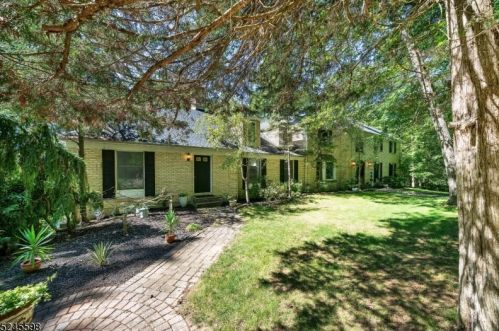 20 Beacon Hill Dr, Chester, NJ 07930-3000