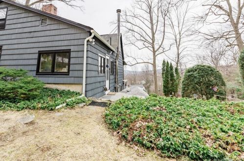 21 Great Quarter Rd, Sandy Hook CT  06482-1560 exterior