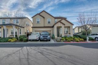 1072 Amber Ridge Ln, Vacaville, CA 95687-5828