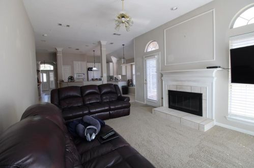 8652 Wellington Pt Dr, Irving TX 75063 exterior