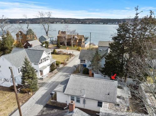 6 Center St, Niantic CT  06357-2658 exterior