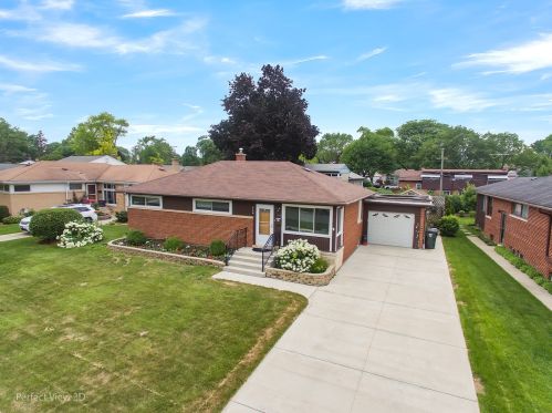 714 Dresser Dr, Mount Prospect, IL 60056-3018