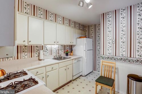 33 Valleybrook Dr, Lancaster PA  17601-4612 exterior