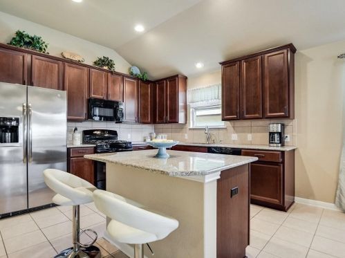 149 Beargrass Dr, Uhland TX  78640-2017 exterior