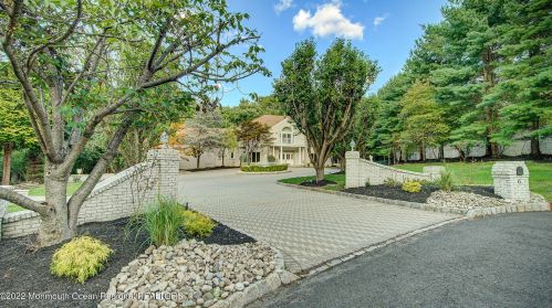 6 Richards Way, Holmdel Village, NJ 07733-1739