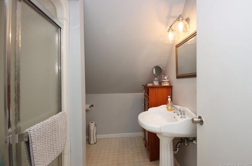 207 Timber Ridge Rd, Middletown CT  06457-7525 exterior