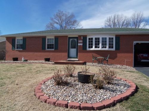 404 Walnut St, Fort Russell, IL 62010-1235